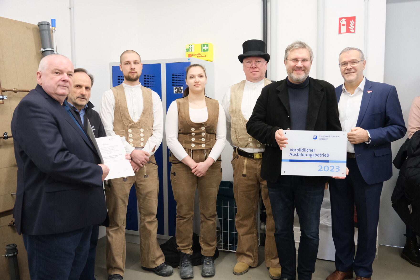 Vertreter des SIB bekommen vom Präsidenten der Handwerkskammer Dresden eine Plakette als Auszeichnung überreicht.