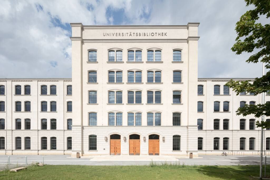 Einst Industriegebäude erstrahlt heute das Gebäude mit seiner zeitlosen Fassade als Universitätsbibliothek.