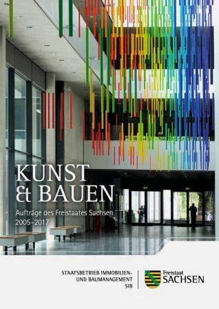 Auf der Titelseite der Broschüre ist ein Atrium mit grauen Wänden und großen Fenstern mit ebenfalls grauen Rahmen zu sehen, in dem viele verschiedenfarbige Röhrchen von der Decke hängen.
