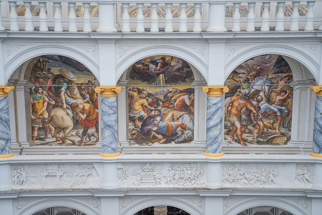 Zu sehen ist das erstes Obergeschoss des Altans mit dem Motiv "Bekehrung des Paulus". Es ist die Darstellung eines Kampfes mit Bannern, Speeren, Schilden und Pferden. einen Kampf 