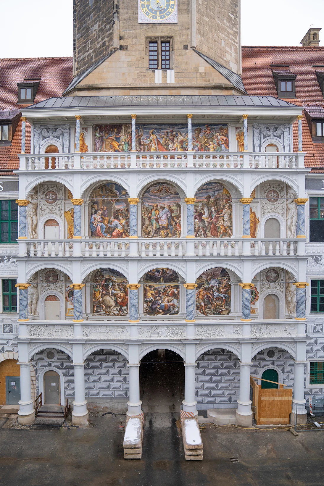 Zu sehen sind alle 3 Geschosse des Altan: die &raquo;Bekehrung des Paulus&laquo; im ersten Obergeschoss, &raquo;Christi mit den Heiligen Drei K&ouml;nigen&laquo; im zweiten Obergeschoss und &raquo;Saba vor dem Thron Salomons&laquo; im dritten Obergeschoss.
