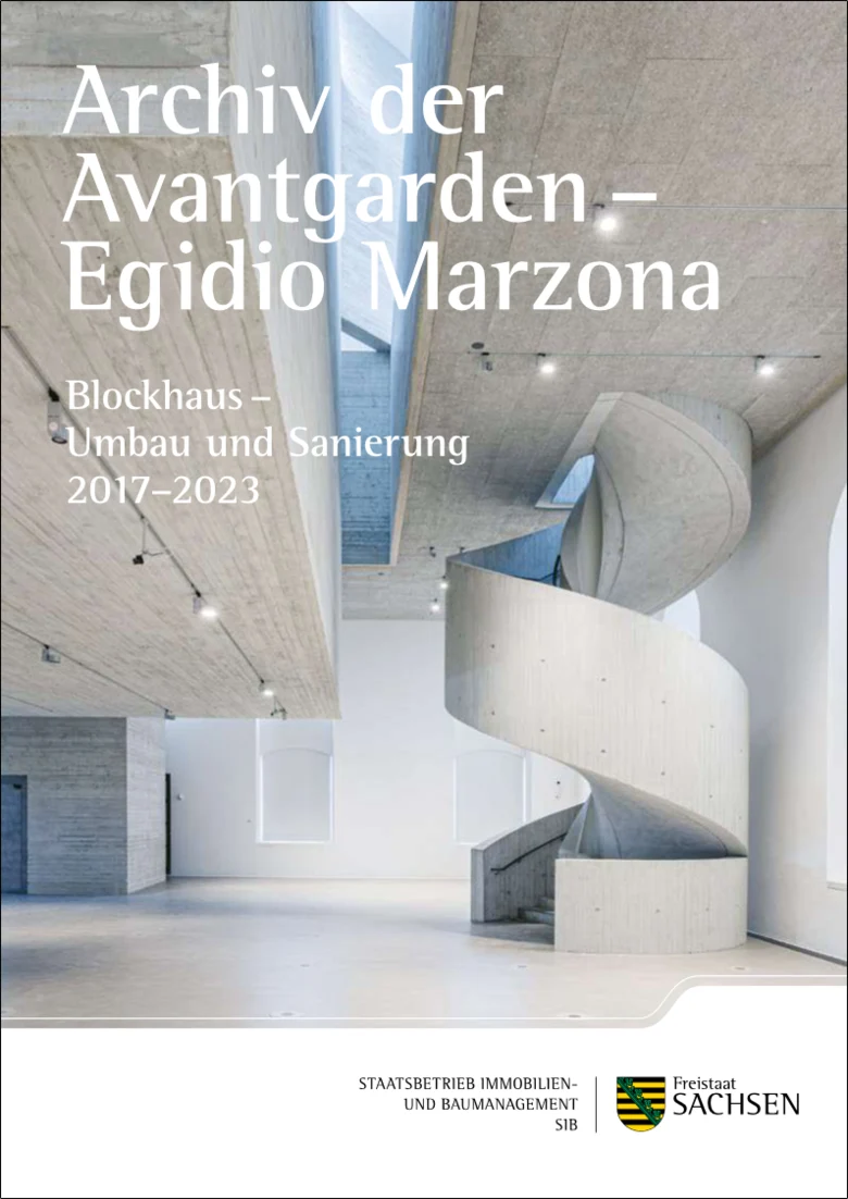 Zu sehen ist die Coverseite der Brosch&uuml;re und darauf das Innere des Blockhauses. Die meisten Elemente sind in hellgrauem Sichtbeton gefertigt. Dazu z&auml;hlt die Wendeltreppe auf der rechten Seite und der schwebend wirkende Kubus links oben.
