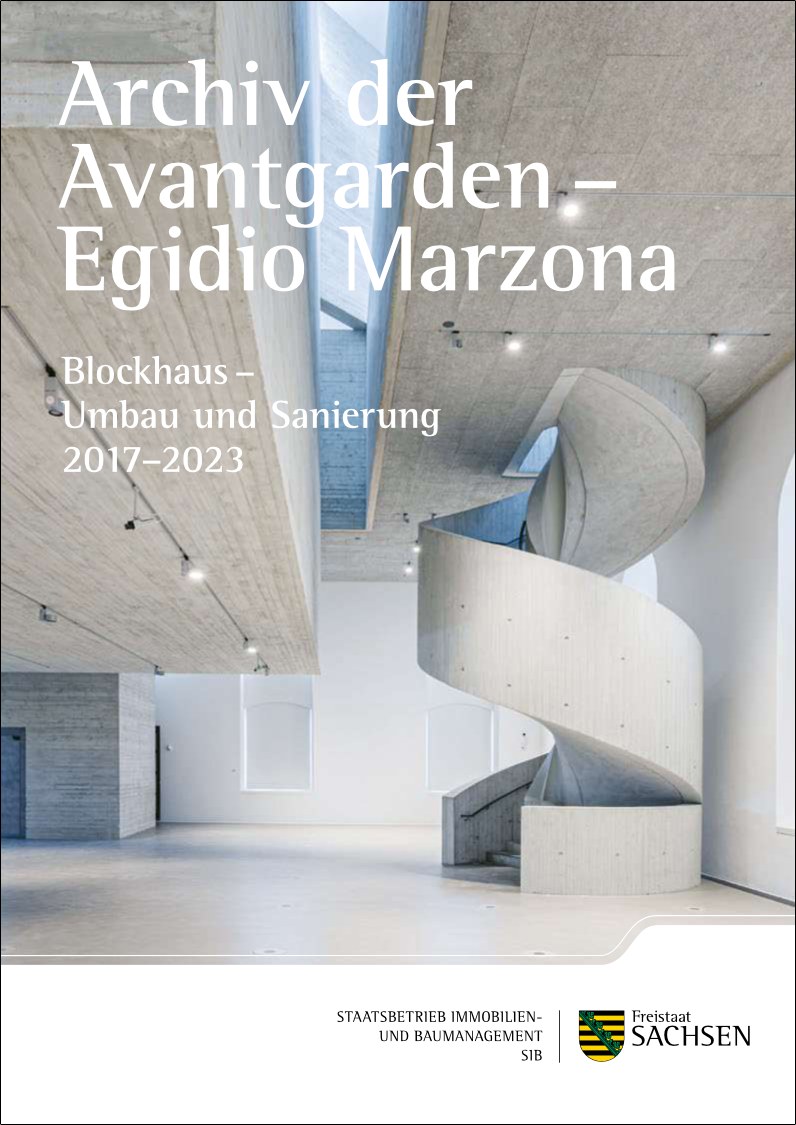 Zu sehen ist die Coverseite der Broschüre und darauf das Innere des Blockhauses. Die meisten Elemente sind in hellgrauem Sichtbeton gefertigt. Dazu zählt die Wendeltreppe auf der rechten Seite und der schwebend wirkende Kubus links oben.