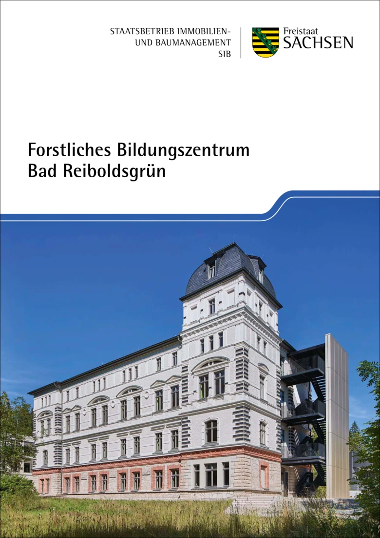 Coverseite des Faltblattes zum Forstlichen Bildungszentrum Bad Reibholdsgr&uuml;n. Zu sehen ist das Verwaltungsgeb&auml;ude mit wei&szlig;er Fassade und schwarzem Dach.