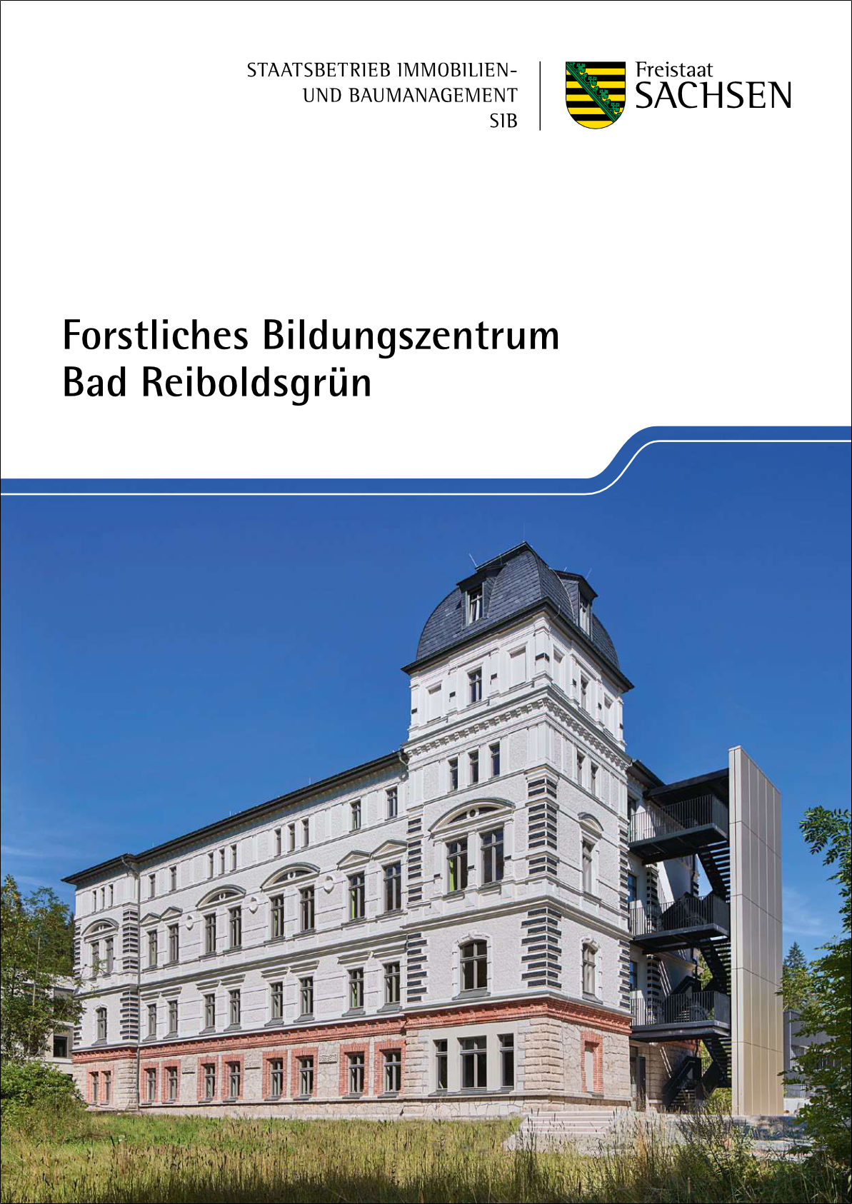 Coverseite des Faltblattes zum Forstlichen Bildungszentrum Bad Reibholdsgrün. Zu sehen ist das Verwaltungsgebäude mit weißer Fassade und schwarzem Dach.