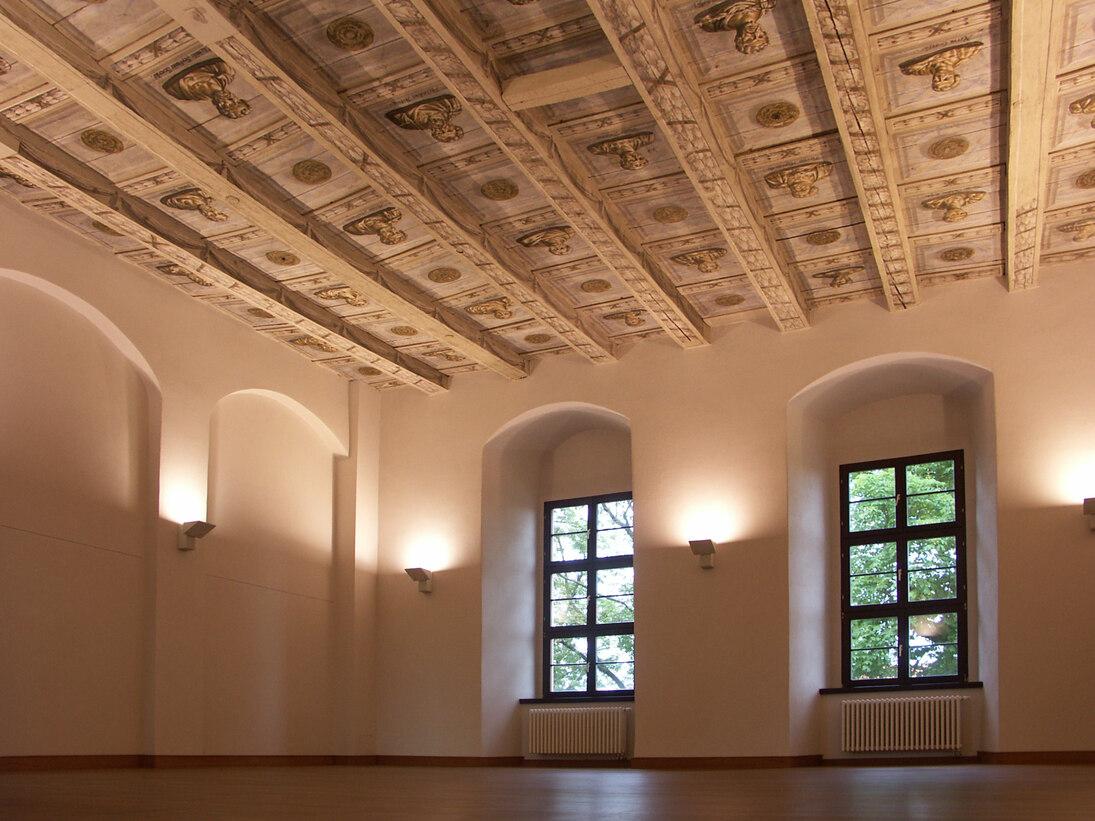 Der Kaisersaal der Ortenburg mit restaurierter Holzdecke