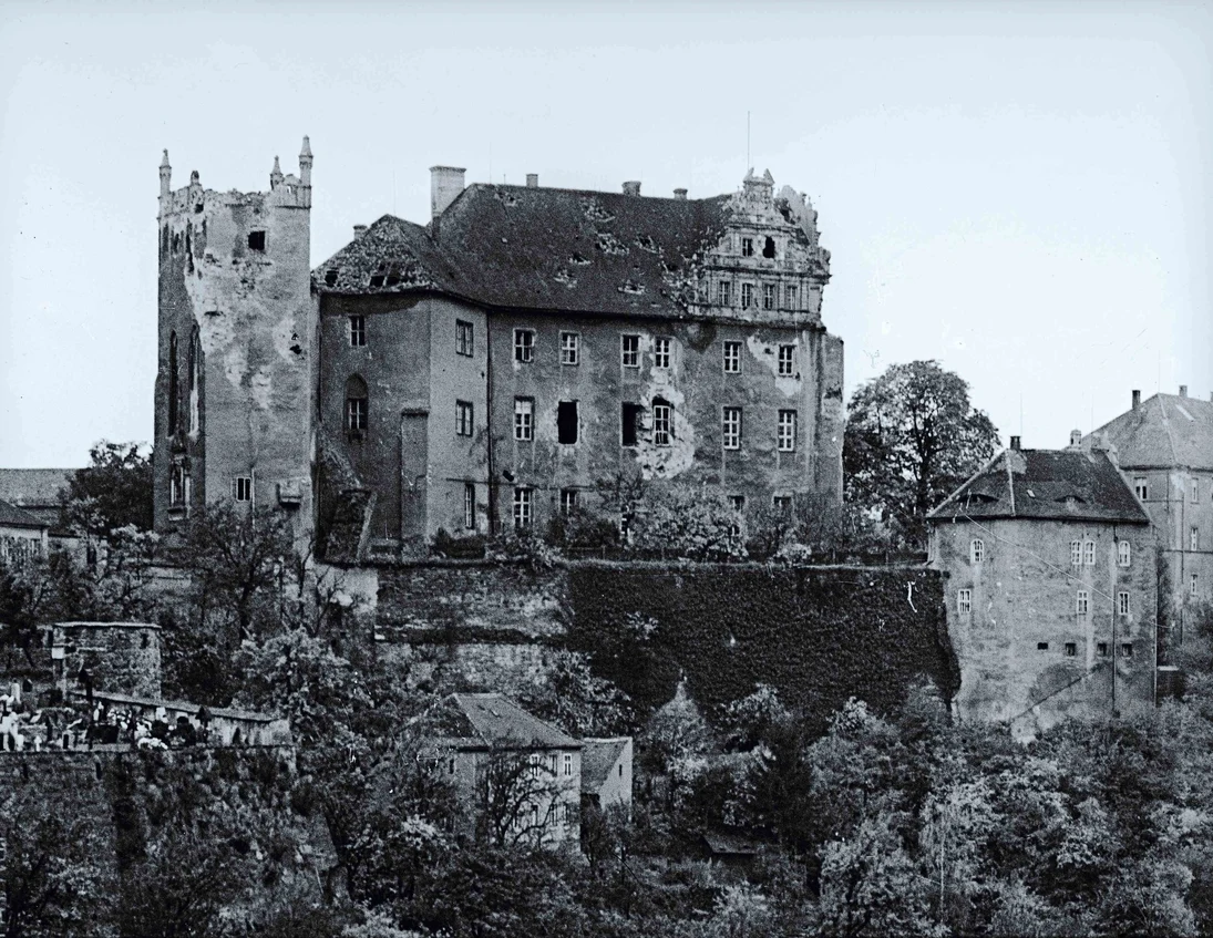 Historische Aufnahme der Ortenburg mit Kriegssch&auml;den aus dem Jahr 1945