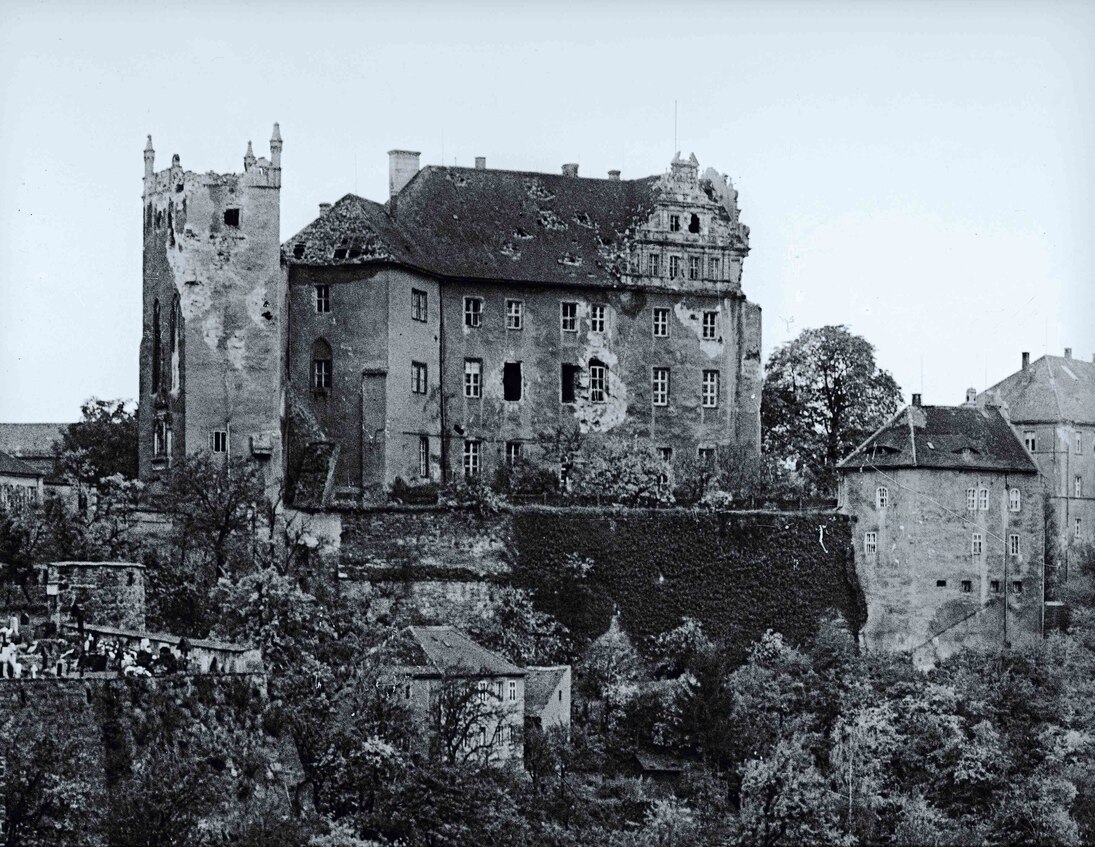 Historische Aufnahme der Ortenburg mit Kriegsschäden aus dem Jahr 1945