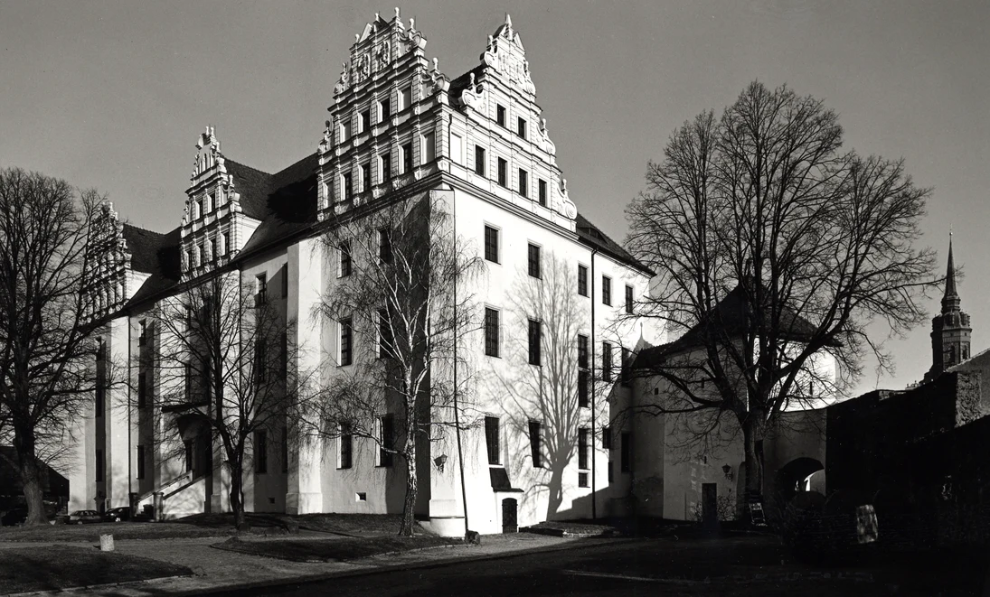 Schwarz-Wei&szlig;-Foto der Ortenburg im Jahr 2001