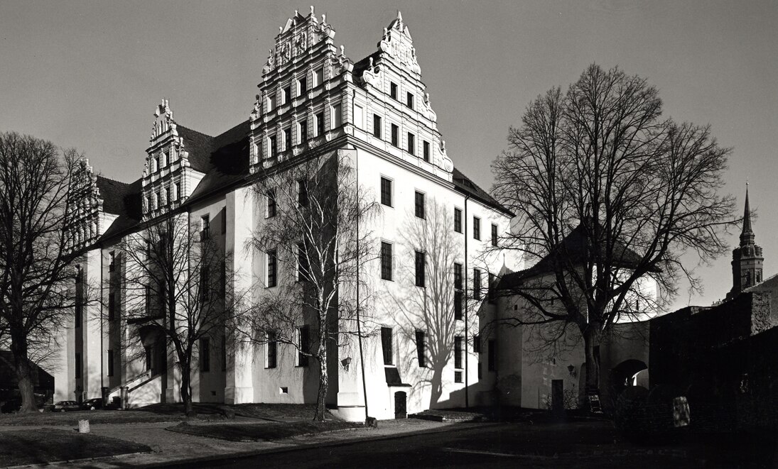 Schwarz-Weiß-Foto der Ortenburg im Jahr 2001
