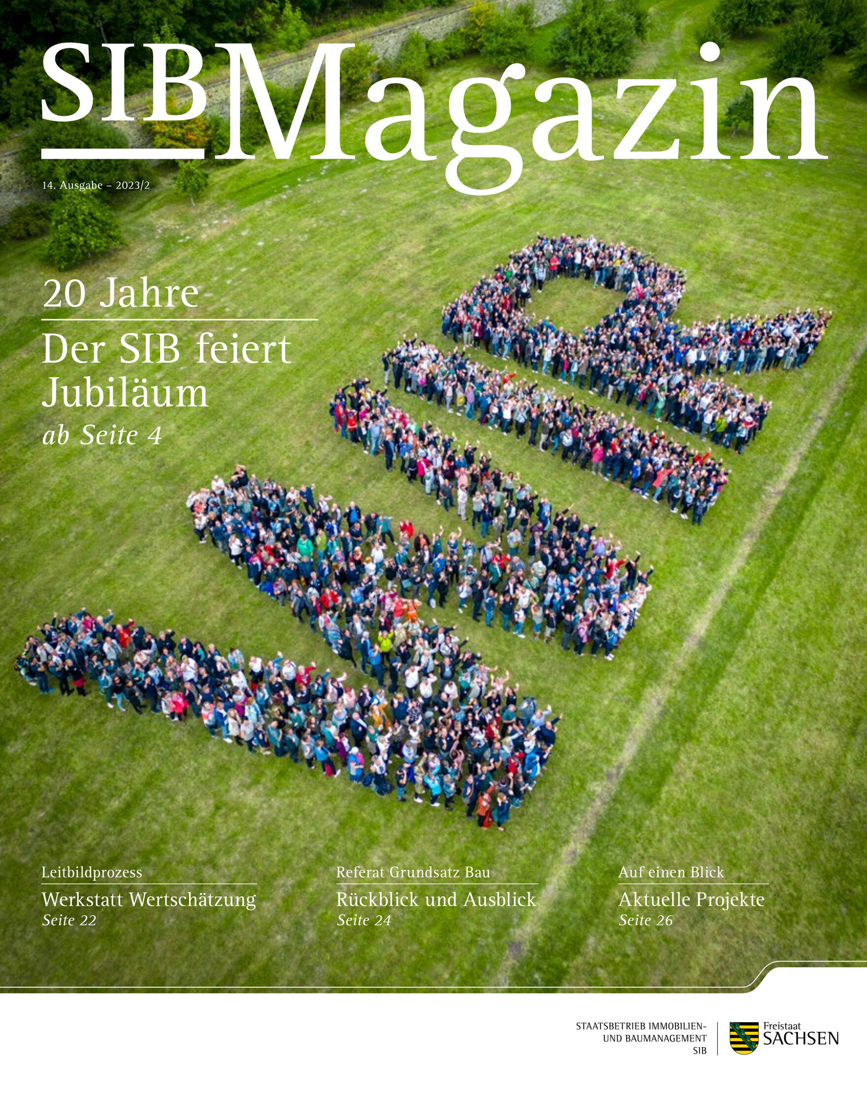 Hier ist das Titelbild des neuen SIB Magazins zu sehen. Die Mitarbeiter bilden darauf das Wort Wir auf einer grünen Wiese.
