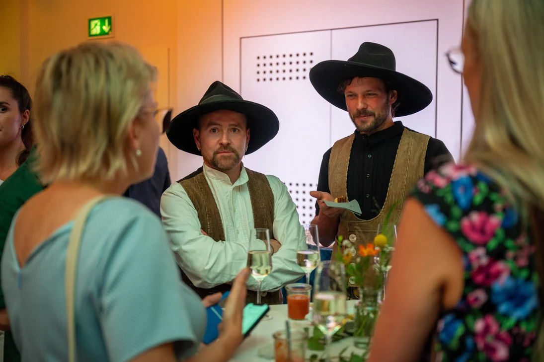 Frau Staatsministerin Barbara Klepsch im Gespr&auml;ch mit Herrn Richter und Herrn Modrakowski von der Zwingerbauh&uuml;tte.