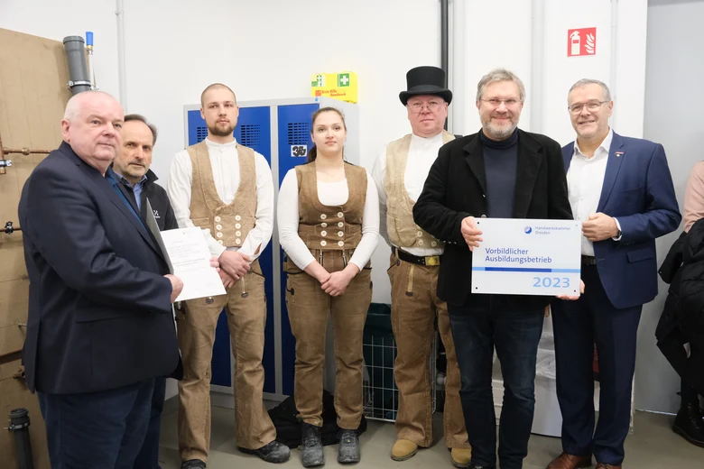 Vertreter des SIB bekommen vom Präsidenten der Handwerkskammer Dresden eine Plakette als Auszeichnung überreicht.