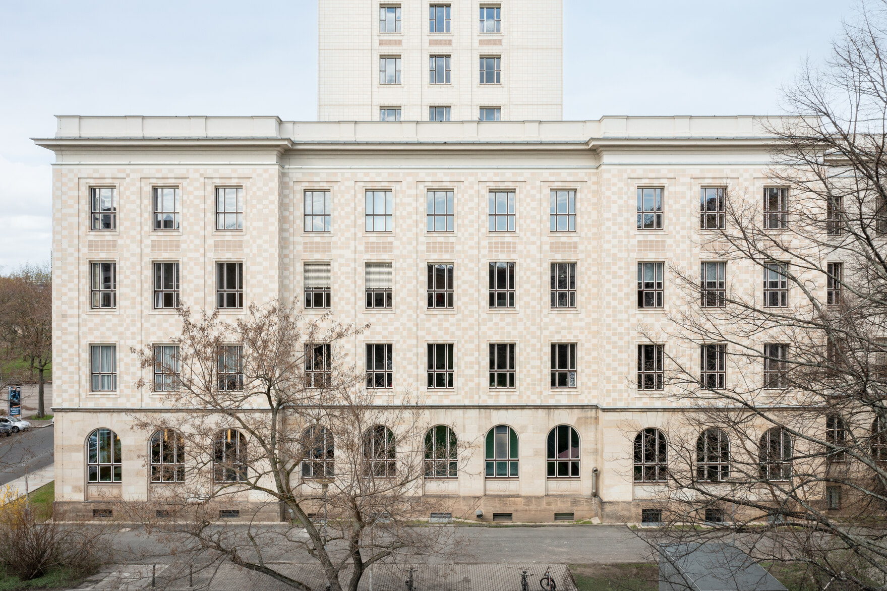 Die Fassade des Gebäudes der 1960er Jahre wurde mit beigefarbenen Keramikfliesen verkleidet.