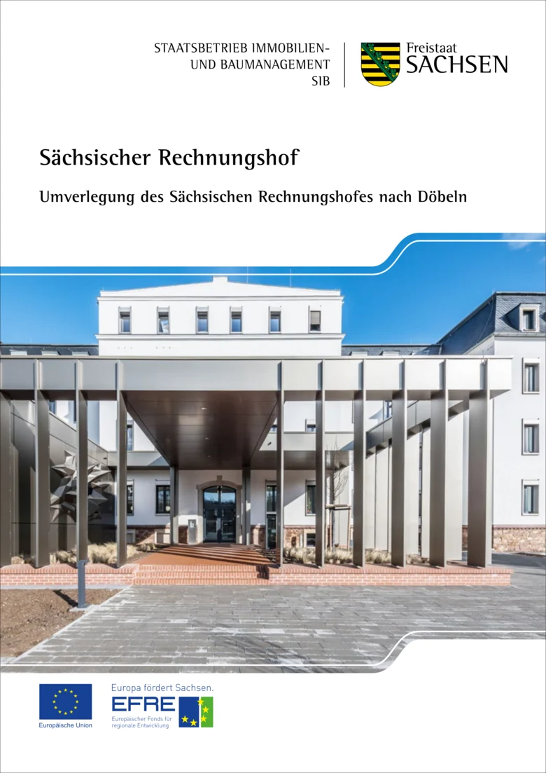 Der Haupteingang des Gebäudes für den Sächsischen Rechnungshof in Döbeln ziert die Titelseite des Faltblattes. Ein überdachter Weg führt über den Vorplatz zum Eingang. Daneben befindet sich ein plastisches Kunstwerk an der grauen Fassade des Anbaus für Be