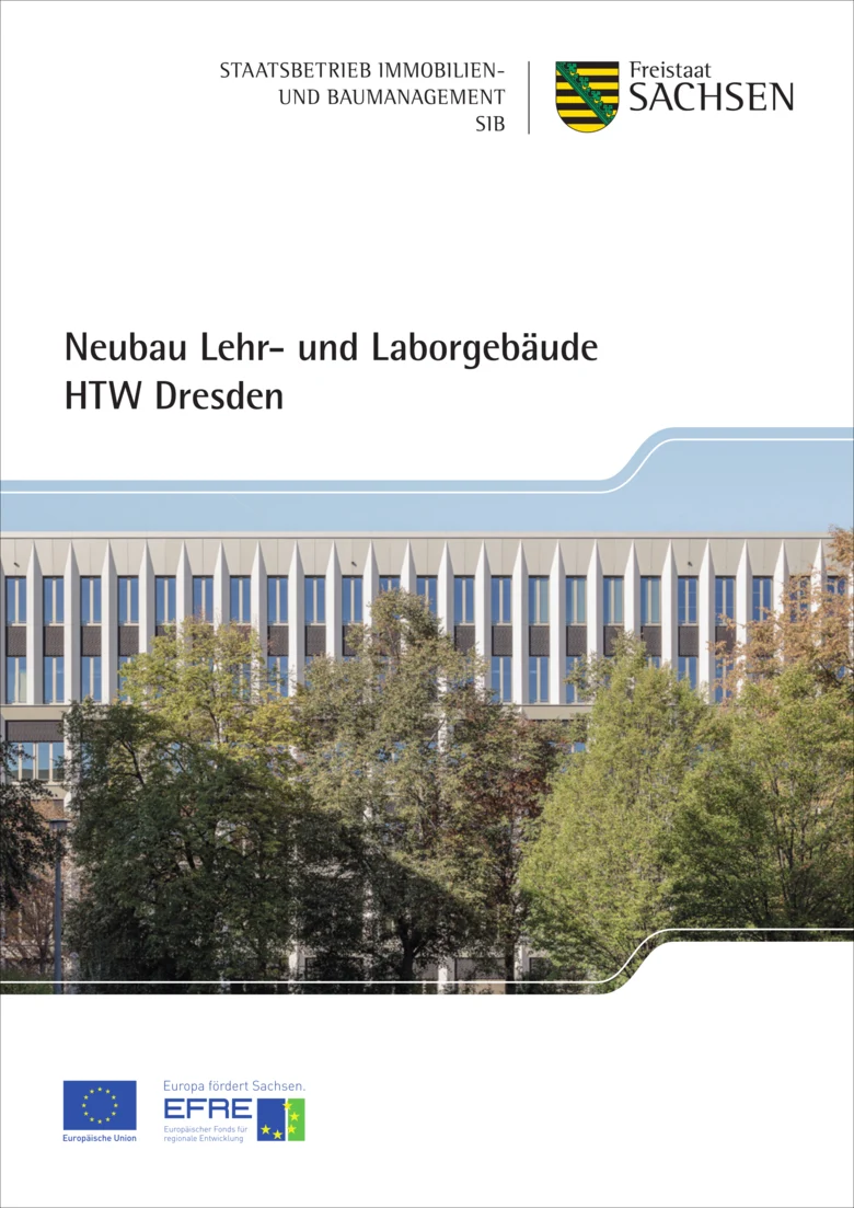 Das Cover der Broschüre zeigt ein Stück der Fassade des Gebäudes sowie einige Bäume die den nachhaltigen Charakter des Neubaus sowohl während der Bauphase als auch für die Nutzung verbildlichen sollen.