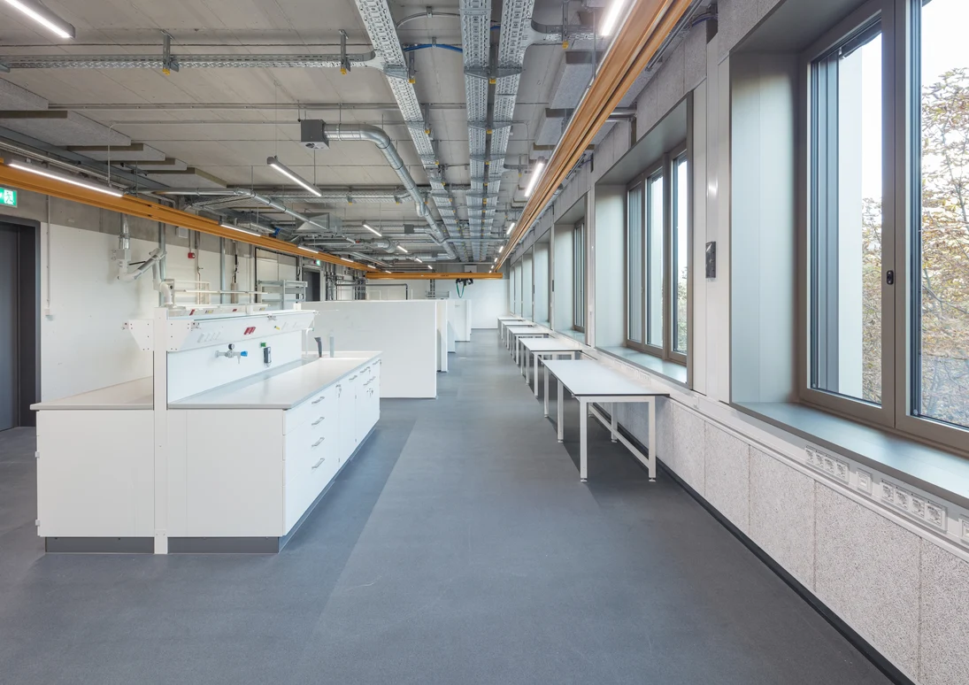Die Labore sind mit entsprechenden Tischen und Anschlüssen auf unterschiedliche Experimentierbedingungen ausgerichtet. Unterschiedlich große Lastenkräne an der Decke ermöglichen den Transport entlang der Schienen durch den Raum.