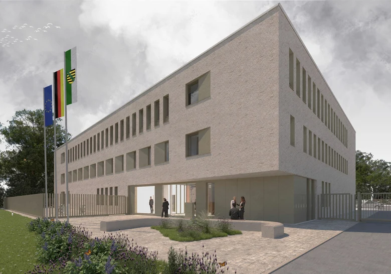 Das Polizeirevier ist ein quaderförmiges Gebäude mit Flachdach und hellbrauner Steinfassade und über dem Haupteingang gibt es einen Überhang, wodurch eine Ecke des Gebäudes frei zu schweben scheint.