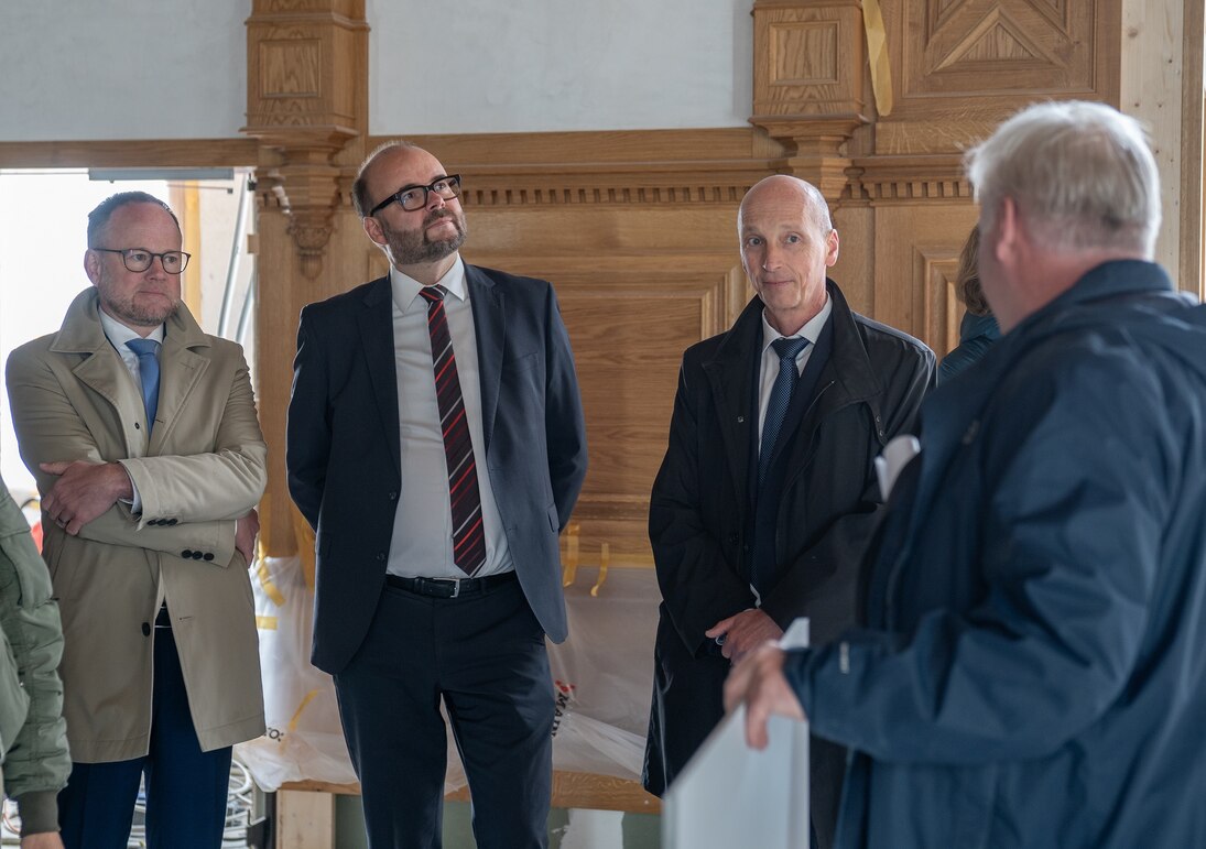 Oliver Gaber (Kaufmännischer Geschäftsführer SIB), Christian Piwarz (Sächsischer Staatsminister der Finanzen), Jörg Scholich (Leiter SIB-Niederlassung Dresden I) im Propositionssaal