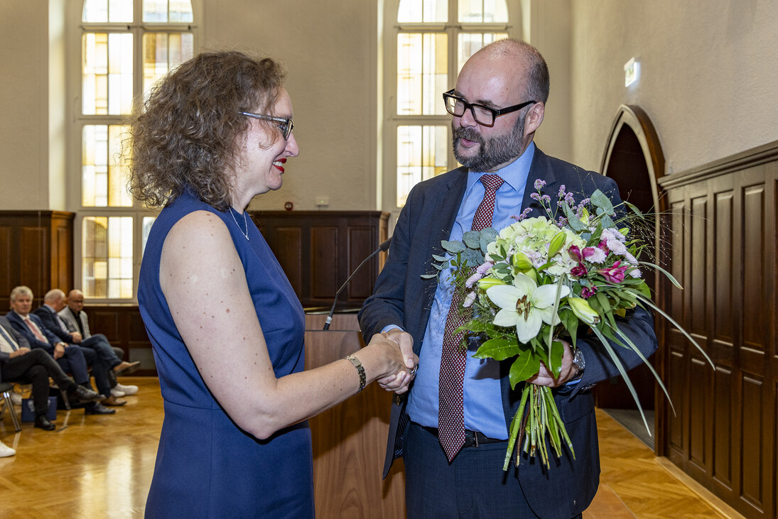Herr Piwarz überreichte Frau Bernhardt im Anschluss seiner Rede.