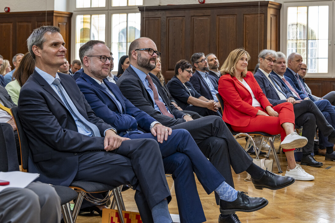 Der Finanzminister und beide Geschäftsführer des SIB lauschen gespannt ihrem Beitrag.