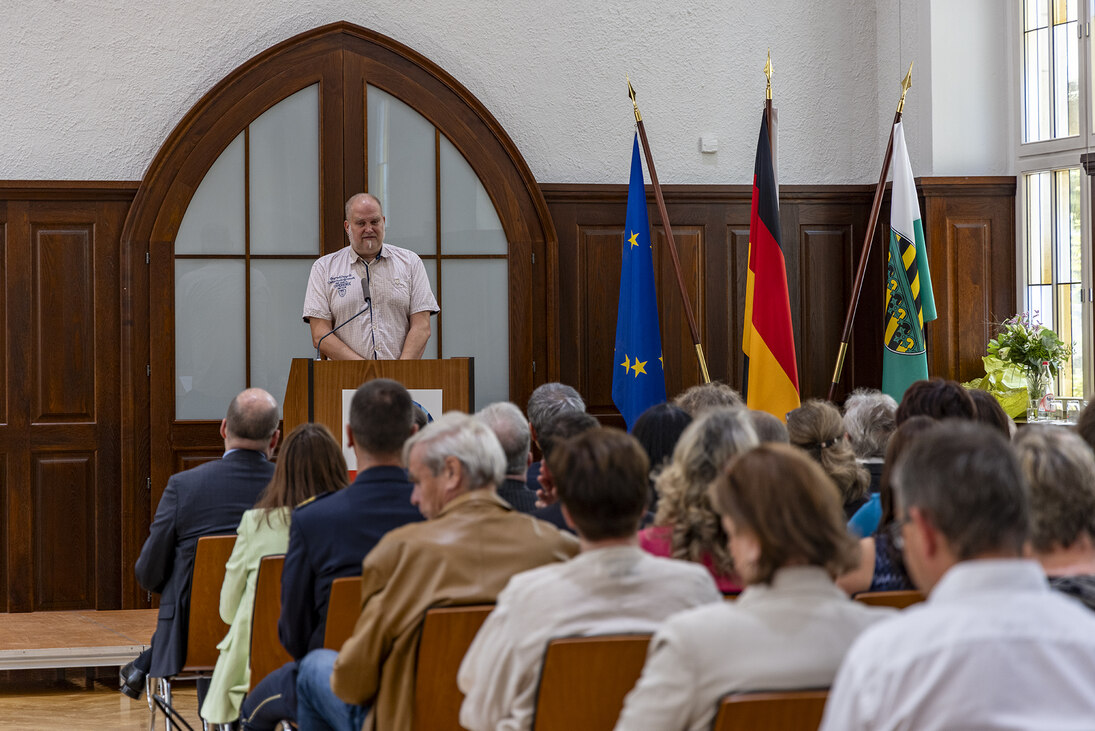 Der Vorsitzende des Örtlichen Personalrates Zwickau des SIB, Jens Lohse, hält auch eine kurze Ansprache.