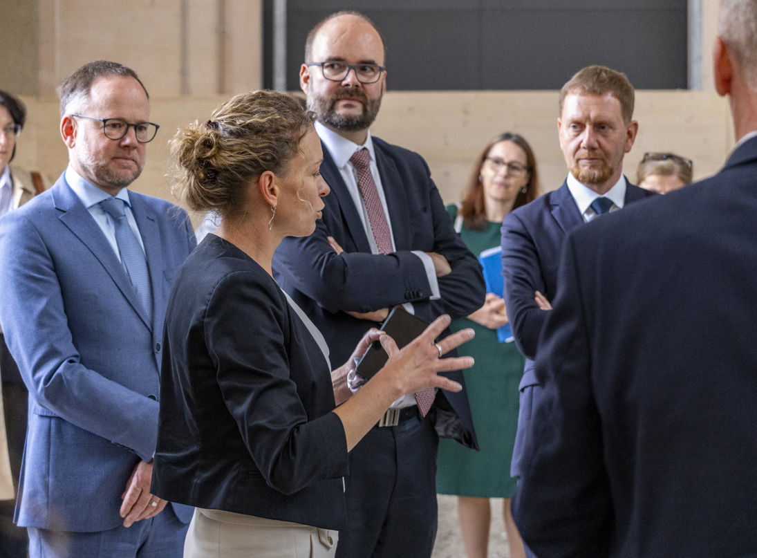 In kleiner Runde mit den hohen Gästen bedankt sich die Landesstallmeisterin abermals für die sehr guten neuen Bedingungen am Gestüt.