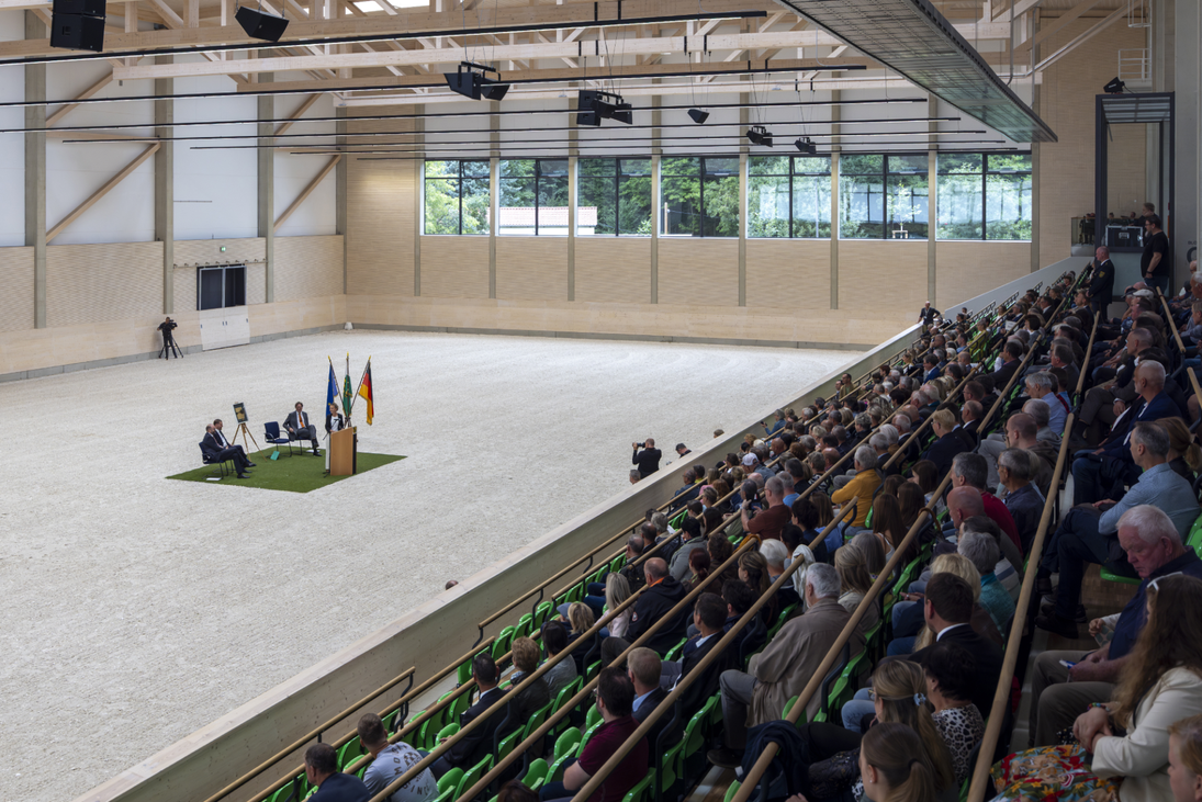 Die Besuchertribüne war bereits zur Übergabefeier sehr gut besetzt.