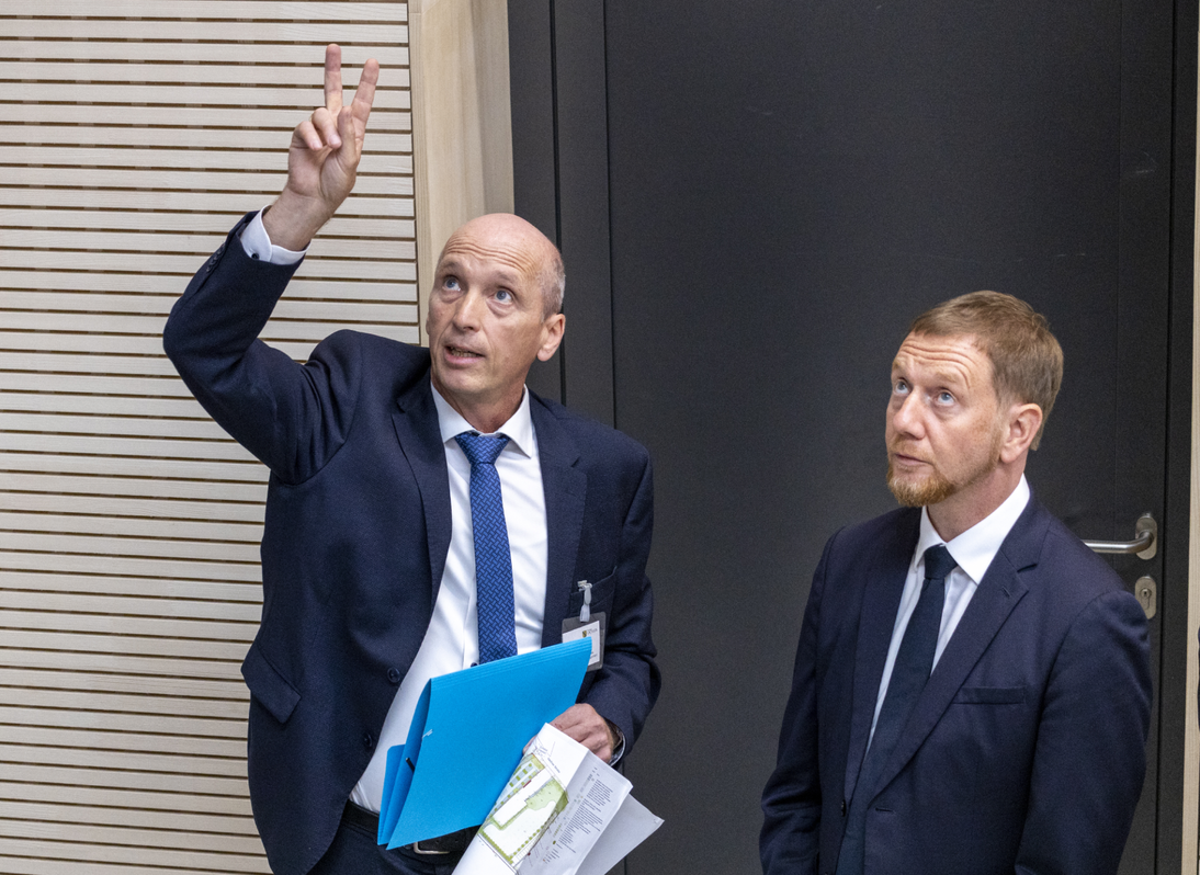 SIB-Niederlassungsleiter Jörg Scholich erklärt Ministerpräsidenten Michael Kretschmer die technischen Details der Halle.
