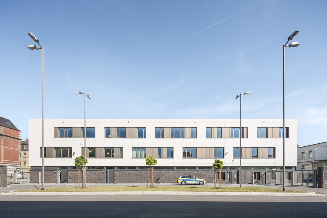 Der Gebäudekomplex ist von einer Mauer eingefasst.