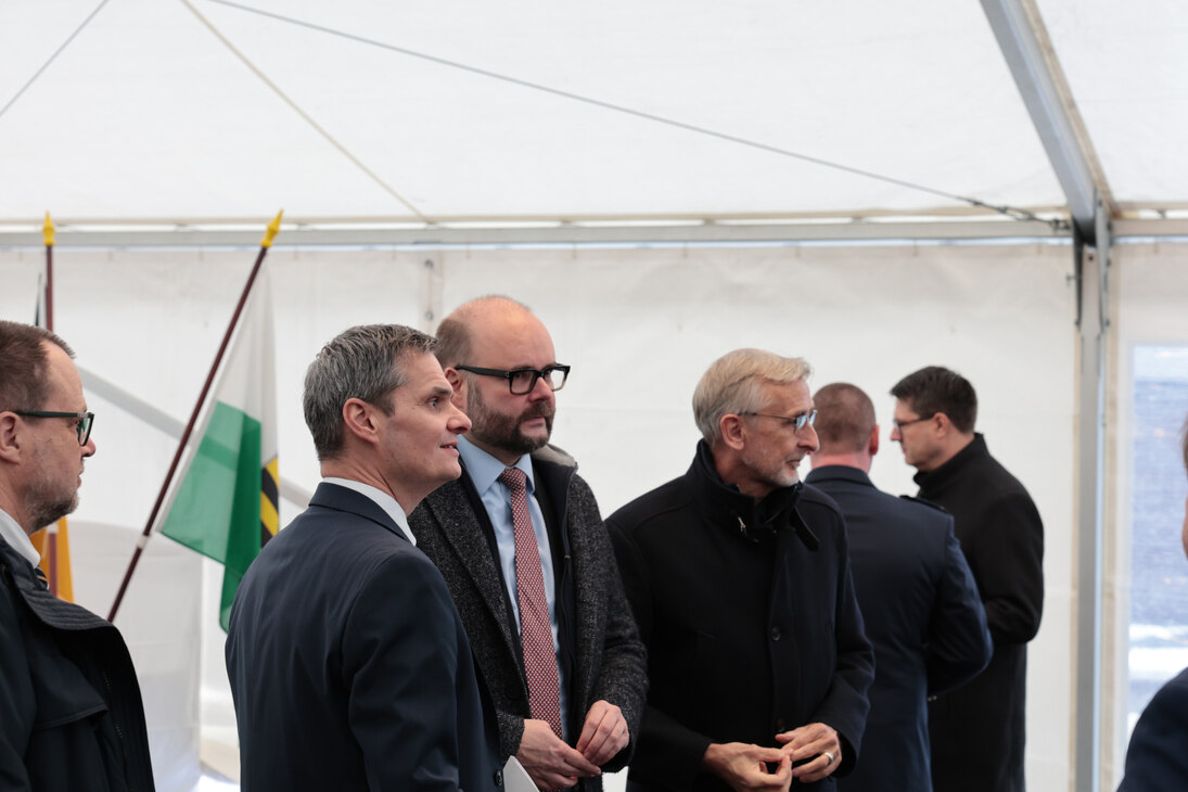 Der Technische Geschäftsführer des SIB hat beide Minister und die Gäste zur Veranstaltung begrüßt.