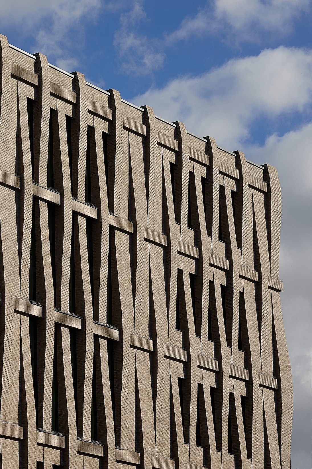Fassade aus Klinkerziegeln, die eine Gewebestruktur ähnlich eines Korbgeflechtes darstellen