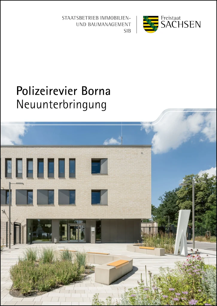 Die Titelseite des Faltblattes mit Logo des SIB oben rechts und der Überschrift Polizeirevier Borna Neuunterbringung beinhaltet außerdem ein Foto des Polizeireviers mit heller Fassade und drei Fensterreihen übereinander sowie begrünter Außenanlage mit Sit