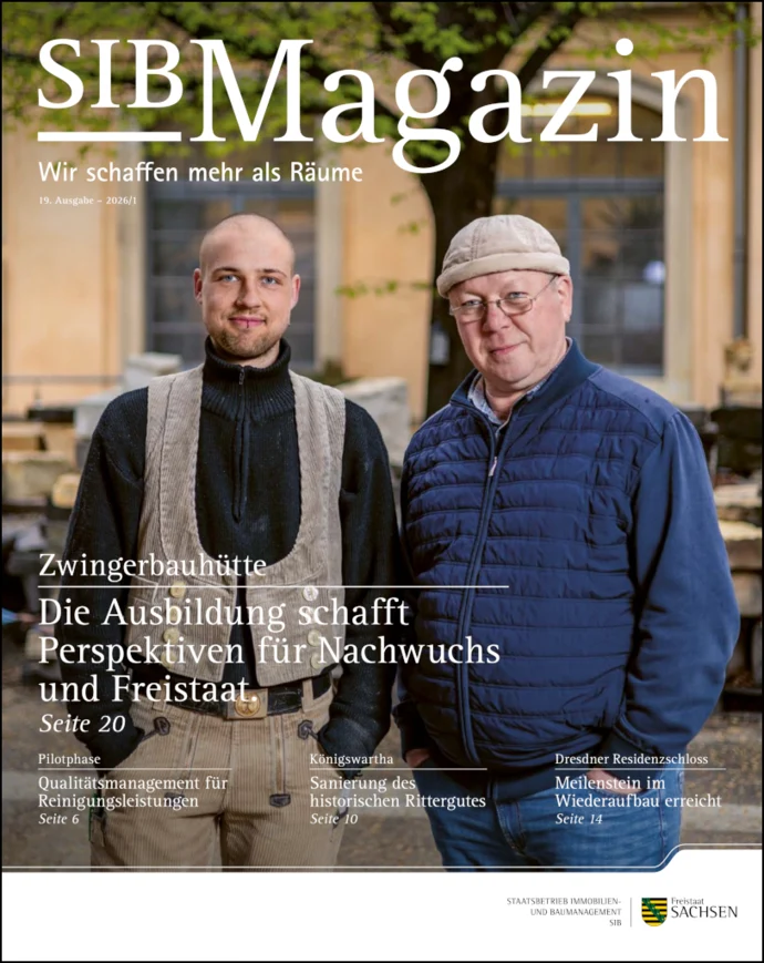 Die Titelseite des Magazins zeigt zwei Männer in funktionaler Kleidung in einem Innenhof vor einem Baum