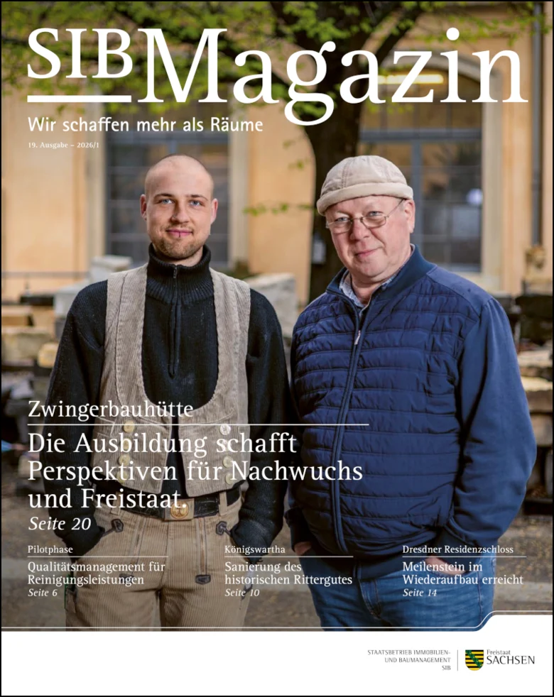 Die Titelseite des Magazins zeigt zwei Männer in funktionaler Kleidung in einem Innenhof vor einem Baum