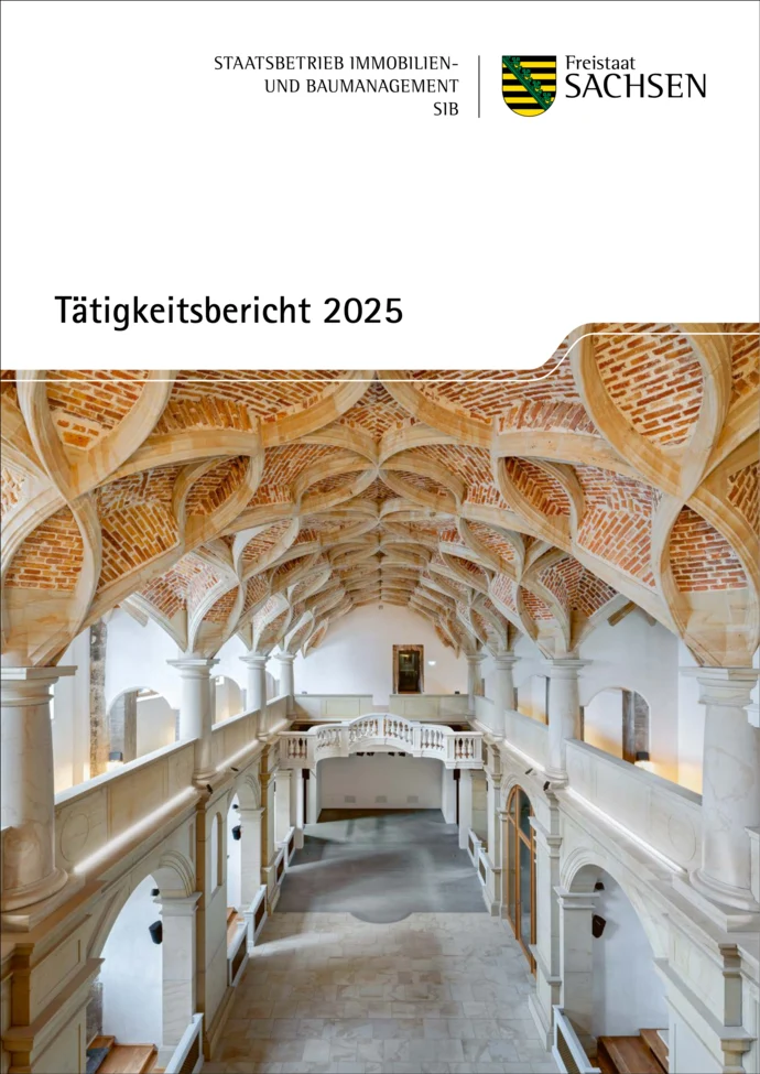 Coverseite mit einem ziegelroten Schlingrippengewölbedecke über einem offenen  kapellenähnlichen, zweistöckigen Innenraum