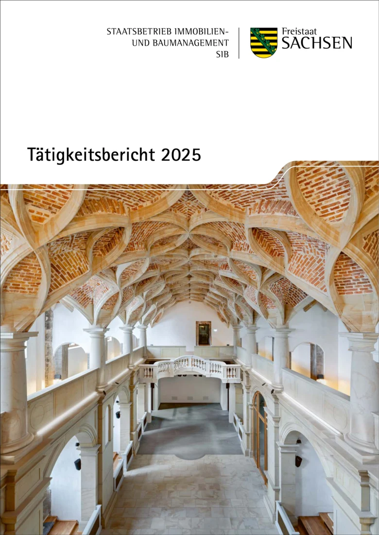 Coverseite mit einem ziegelroten Schlingrippengewölbedecke über einem offenen  kapellenähnlichen, zweistöckigen Innenraum