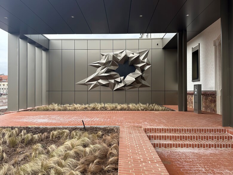 Das Kunstwerk besteht aus Dreiecksfl&auml;chen in unterschiedlichen Graut&ouml;nen, die einen sehr gezackten, dreidimensionalen Krater bilden, dessen &Ouml;ffnung in Richtung des Betrachters zeigt. Er scheint damit an der Wand zu kleben und ein Loch zu formen.