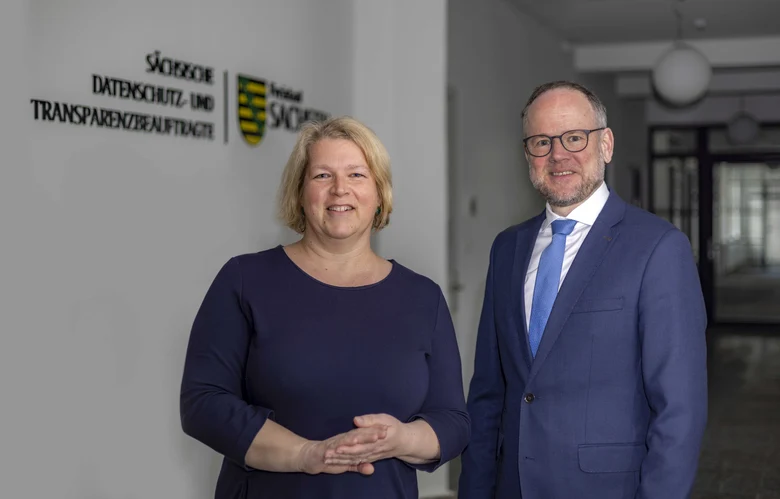 Übergabe der neuen Diensträume von Oliver Gaber (Kaufmännischer Geschäftsführer SIB) an Dr. Juliane Hundert (Sächsische Datenschutz- und Transparenzbeauftragte)