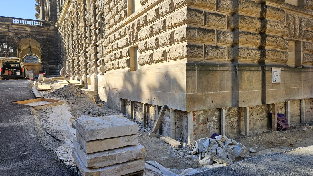 Arbeiten an der Fassade der Semperoper