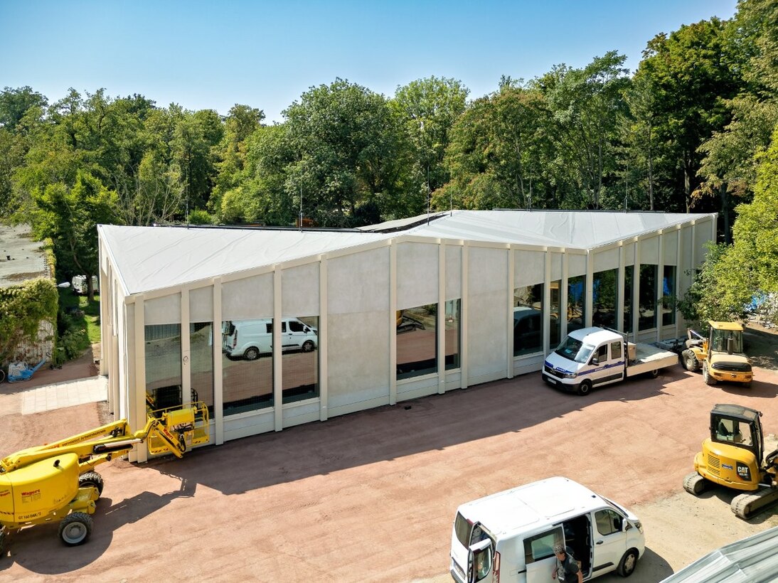 eingeschossiges Gebäude mit teilweise verglaster Fassade