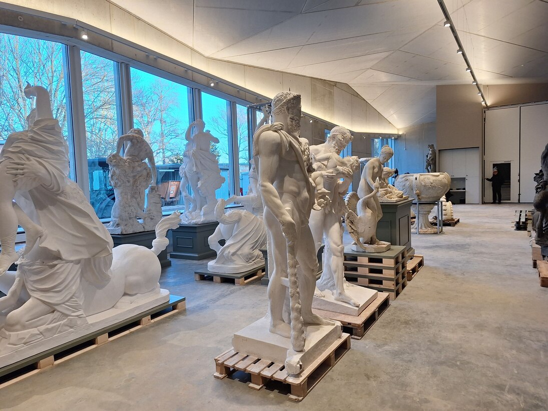 Die Halle ist bereits zu einem Teil mit Skulpturen gefüllt.