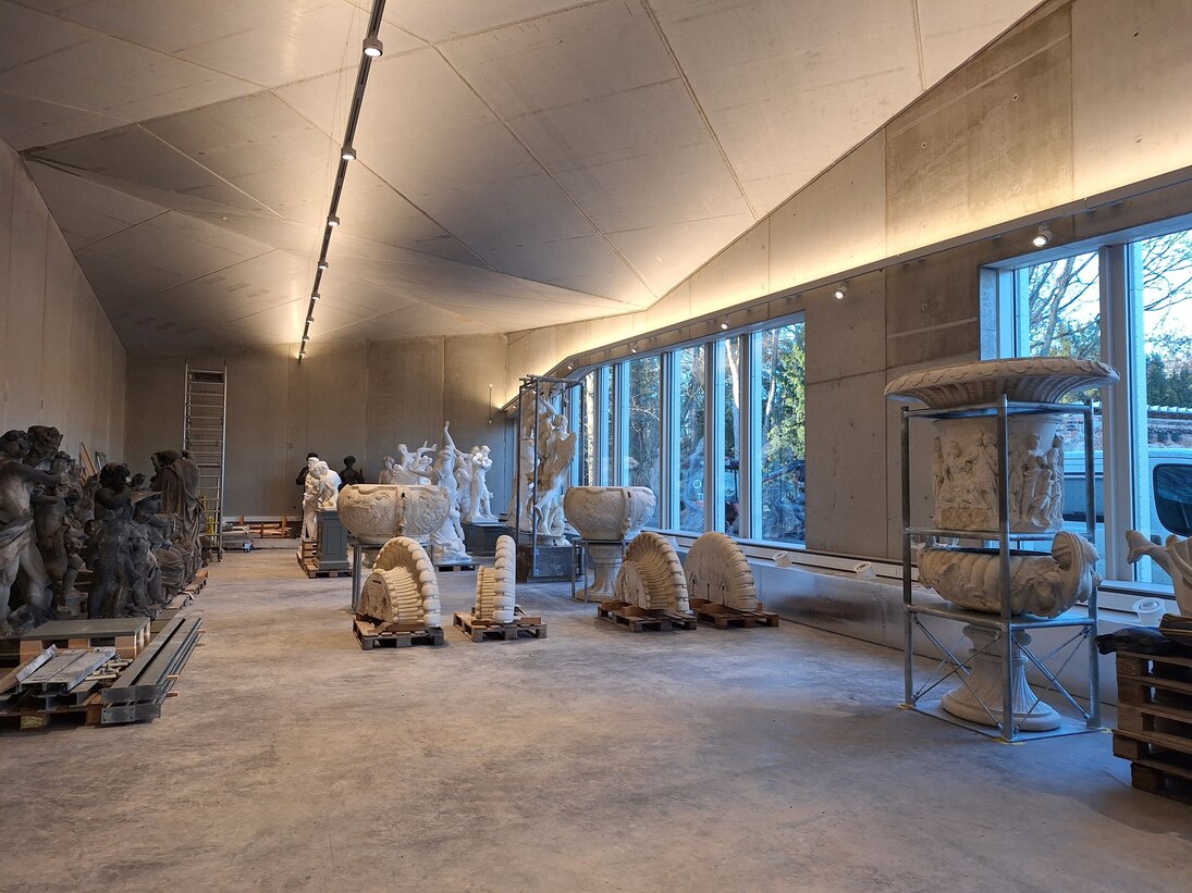 langgezogene Halle mit Boden, Wände und Decke zum Großteil aus Beton