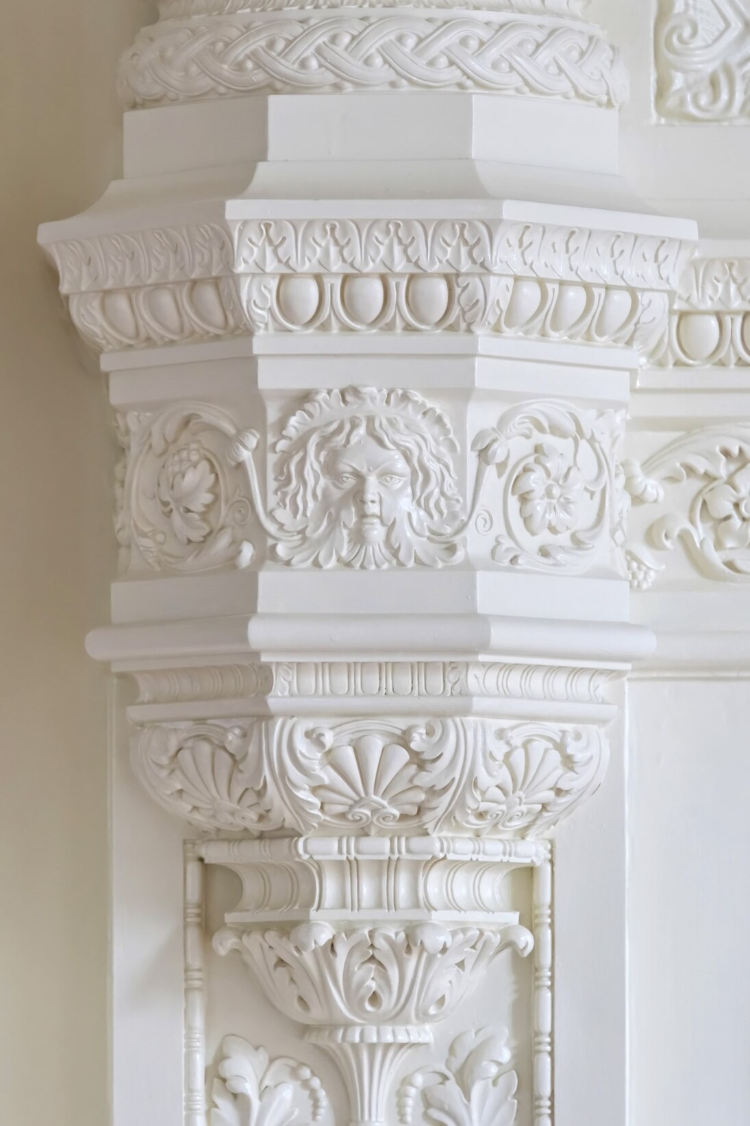 Die Stuckelemente der Säulen wurden nach historischem Vorbild hergestellt.