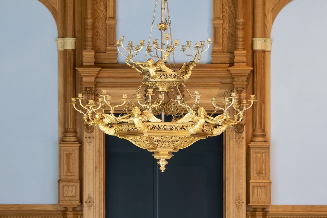 vergoldeter Kronleuchter mit Engelsmotiven