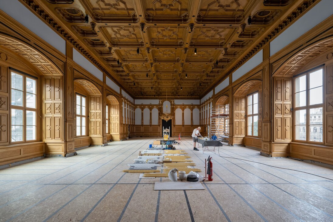 Raum mit vielen Holzelementen im Decken- und Wandbereich