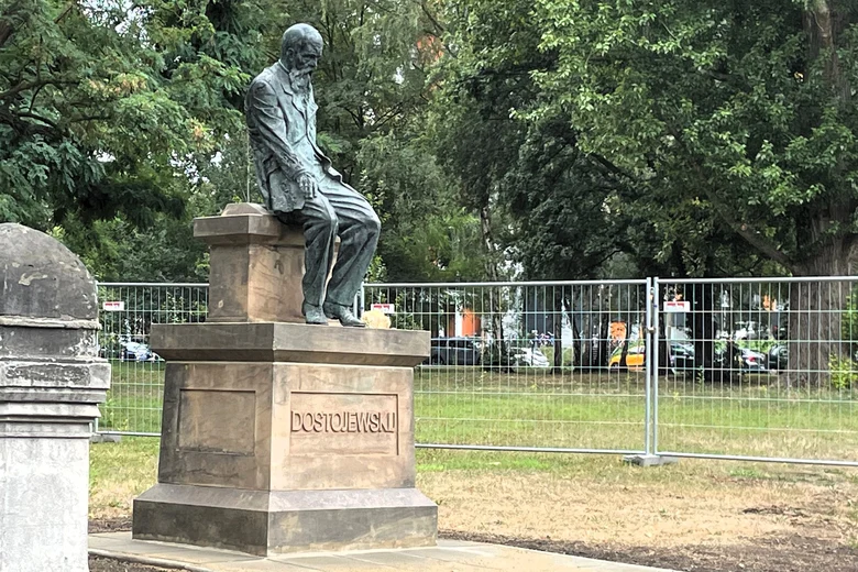 Dostojewski-Denkmal neben der Russisch-Orthodoxen-Kirche in Dresden