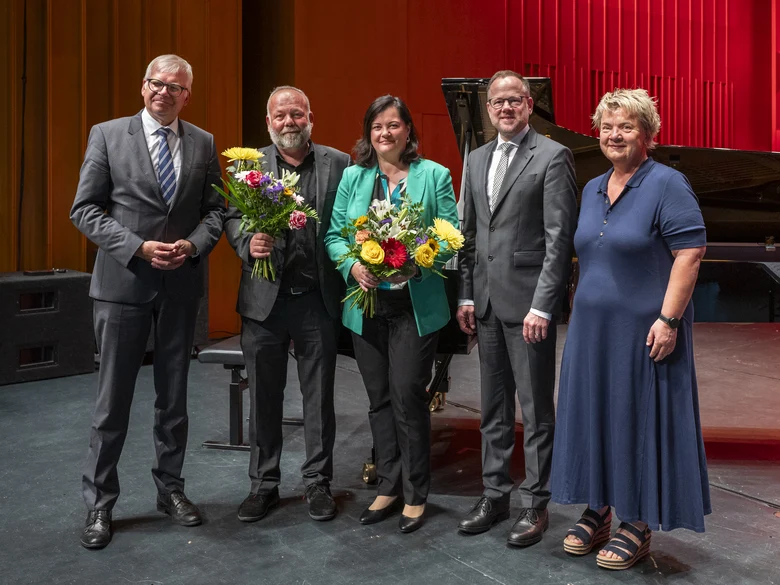 Der sächsische Finanzminister und der kaufmännische Geschäftsführer des SIB überreichen dem neuen Niederlassungsleiter und der Ständigen Vertreterin Blumensträuße. Eine Vertreterin des örtlichen Personalrates hatte auch einen Redebeitrag gehalten.