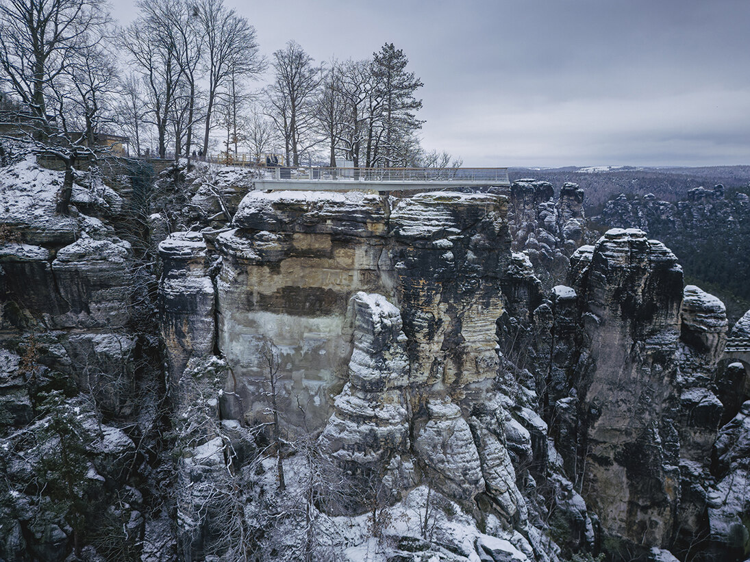 Seitenansicht des "schwenden" Aussichtssteges