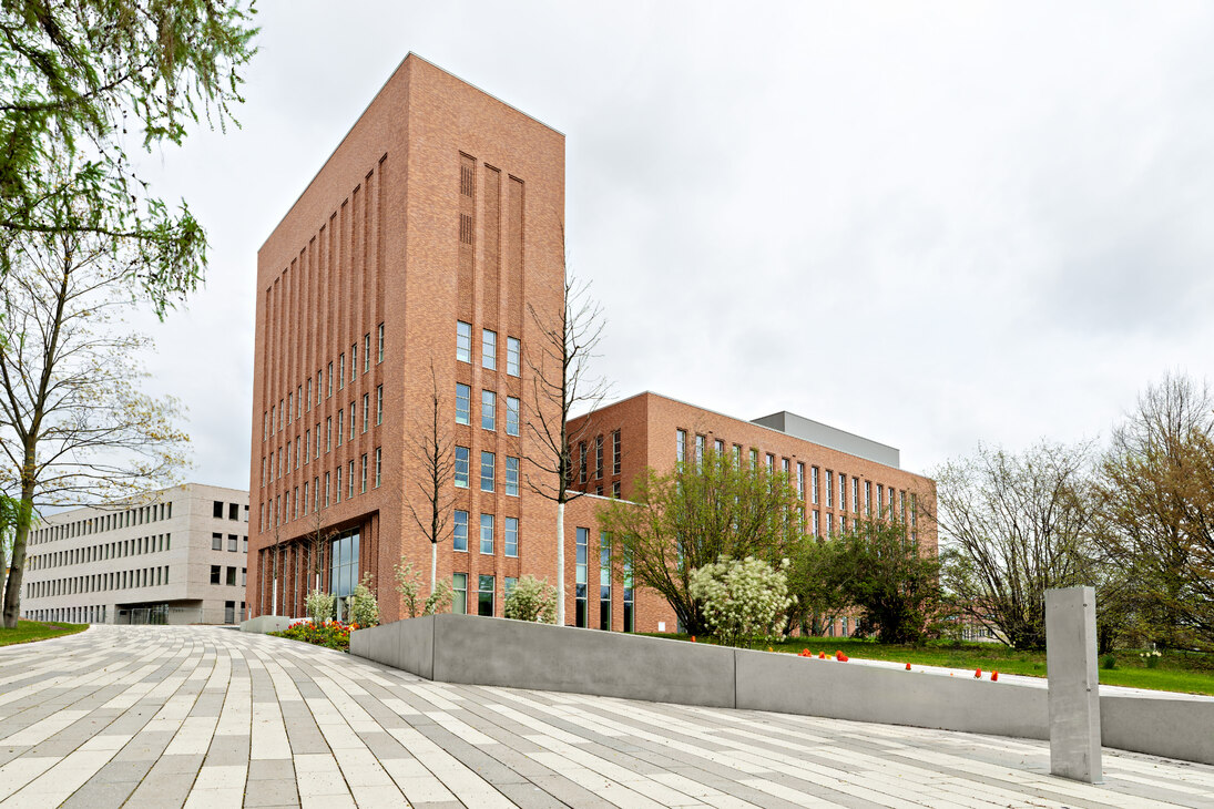 Die Außenansicht des neuen Bibliotheks- und Hörsaalgebäudes der TU Bergakademie Freiberg. Markant ist die rote Ziegelsteinfassade des Gebäudekomplexes, der sich aus dem turmartigen Teil mit den Magazinräumen und flacherem Hörsaalzentrum zusammensetzt.